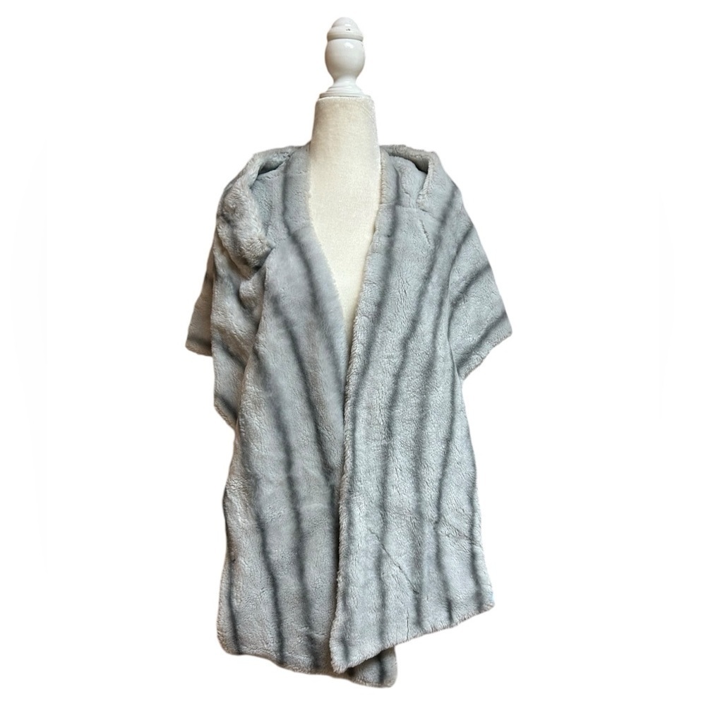 Vintage Faux Fur Stole Cream Gray 1960’s Winter Formal Cocktail Dress